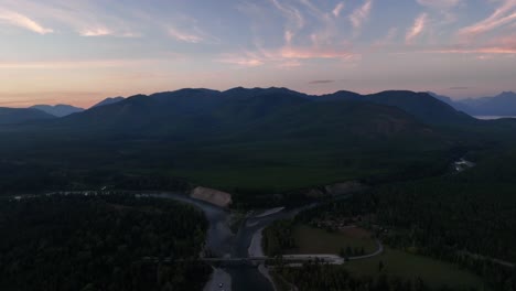 Vista-De-Las-Montañas-Del-Bosque-Y-La-Corriente-Que-Fluye-En-El-Río-Flathead-En-North-Fork,-Montana,-EE.UU.