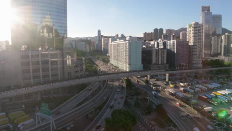 Trenes-Mtr-Que-Se-Cruzan-En-El-Paso-Elevado---Línea-Hong-Kong-Tsuen-Wan,-En-Un-Día-Soleado