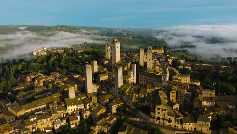 San-Gimignano,-Ciudad-Medieval-De-La-Colina-En-La-Provincia-De-Siena,-Toscana,-Italia---Toma-Aérea-De-Drones