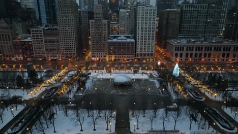 Vista-Aérea-Acercándose-A-La-Puerta-De-La-Nube,-Rodeado-De-Decoraciones-Navideñas,-Melancólico,-Noche-De-Invierno-En-Chicago,-Estados-Unidos