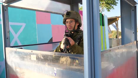 Berühren-Sie-Den-Aussehenden-Israelischen-Soldaten,-Der-Das-Gewehr-In-Der-Checkpoint-Kabine-Hält