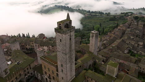 Luftaufnahme-Der-Mittelalterlichen-Häuser-Und-Türme-Von-San-Gimignano-In-Der-Toskana,-Italien---Drohnenaufnahme