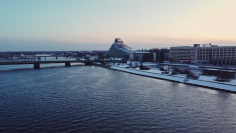 Exterior-Del-Edificio-De-La-Biblioteca-Nacional-De-Letón-En-Toma-Aérea-De-Establecimiento-De-Riga