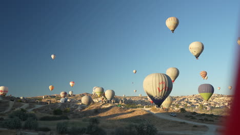 Pov-Aus-Dem-Heißluftballonkorb-Auf-Anderen-Fallschirmen,-Die-An-Einem-Sonnigen-Sommermorgen-über-Der-Türkei-In-Kappadokien-Fliegen