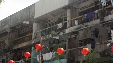 Pan-Shot-Balcones-Decadentes-De-Un-Barrio-Residencial-Pobre-Decorado-Con-Farolillos-De-Papel-Rojo