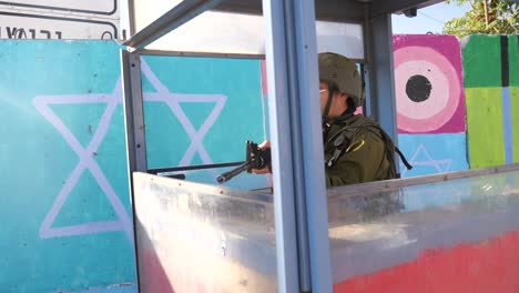 Bewaffneter-IDF-Soldat-In-Kabine-Am-Sicherheitskontrollpunkt,-Bogenschuss