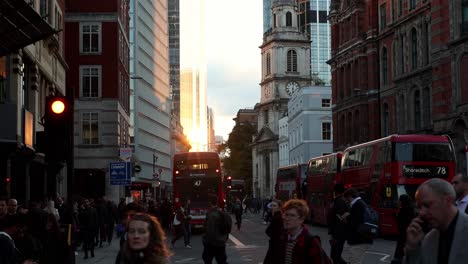 London,-England---Fußgänger,-Die-Liverpool-Street-überqueren,-Im-Herzen-Des-Londoner-Finanzviertels