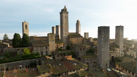 Medieval-Towers-Of-San-Gimignano,-Famous-Town-In-Tuscany,-Italy---drone-shot