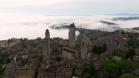 Ciudad-De-San-Gimignano-Con-Sus-Torres-Medievales-En-Toscana,-Italia---Toma-Aérea-De-Drones