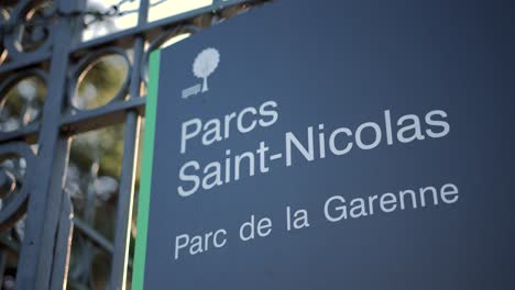 Eingangsschild-Des-Parc-Saint-Nicolas-Parc-De-La-Garenne-In-Angers,-Frankreich