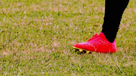 Juego-De-Pies-Aislado-De-Un-Futbolista-Profesional-En-Cámara-Lenta