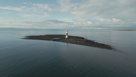 Blackrock-Lighthouse-off-the-coast-of-Sligo,-Wide-Establishing