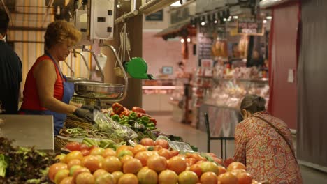 Mujer-Comprando-Verduras-En-El-Mercado-Central-De-Valencia,-España,-Temprano-En-La-Mañana