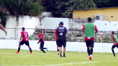 Fußballmannschaft-übt-Scrimmage-In-Brasilia,-Brasilien---Zeitlupe