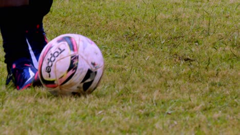 Die-Füße-Des-Fußballspielers-Wurden-Beim-Dribbling-Des-Balls-Gesehen---Isolierte-Zeitlupe