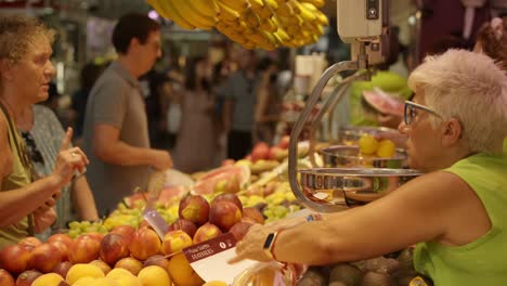 Primer-Plano-De-Personas-Que-Compran-Frutas-Frescas-En-El-Mercado-Central-De-Valencia,-España,-Europa