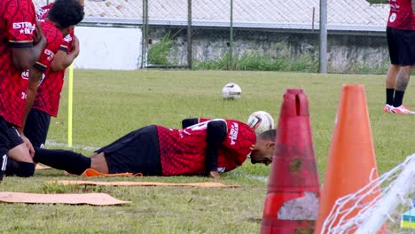 Equipo-De-Fútbol-Profesional-En-Un-Ejercicio-De-Fuerza---Cámara-Lenta