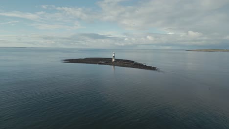 Ruhiges-Meer-Umgibt-Den-Blackrock-Leuchtturm-Vor-Den-Niedrigeren-Rossen