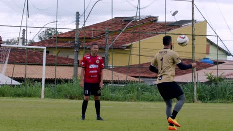 Professionelle-Fußballspieler-üben-Mit-Einem-Fußball---Zeitlupe