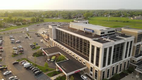 Edificio-Del-Hospital-De-Oficinas-Beaumont-En-Trenton,-Michigan,-Vista-Aérea-De-Drones