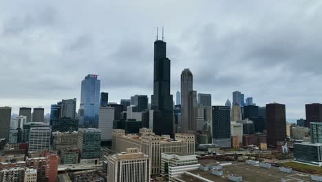 Aerial-view-around-the-Willis-Tower,-in-gloomy-Chicago,-USA---wide,-panoramic,-drone-shot