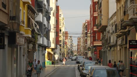 Calle-Animada-En-Zona-Residencial-De-Valencia-En-Verano,-España