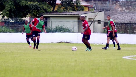 Hombres-En-Un-Equipo-De-Fútbol-Profesional-En-Brasil-En-Un-Partido-De-Escaramuza---Cámara-Lenta