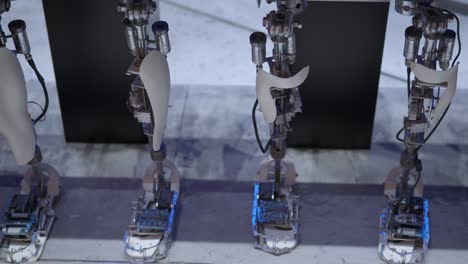 Beine-Von-Humanoiden-Robotern,-Die-Vor-Einem-Langen-Tisch-Im-Sanften-Monsterladeneingang-In-Starfield-Hanam,-Seoul-Sitzen