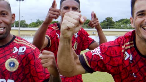 Los-Compañeros-De-Equipo-De-Fútbol-Están-Emocionados-De-Jugar-Al-Fútbol---Cámara-Lenta