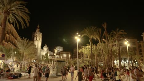 Vista-Panorámica-De-La-Plaza-Principal-De-La-Reina-En-El-Casco-Histórico-De-Valencia,-Llena-De-Turistas-En-La-Noche-De-Verano,-España