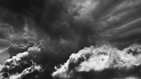 Espesas-Nubes-Grises-Oscuras-Y-Tormentas-Eléctricas
