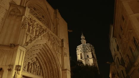 Vista-Nocturna-Del-Monumento-Histórico-Catedral-De-La-Arquitectura-De-Valencia,-España