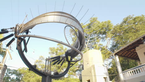 Closer-Camera-Shot-Of-Monument-Fuente-De-Inspiración