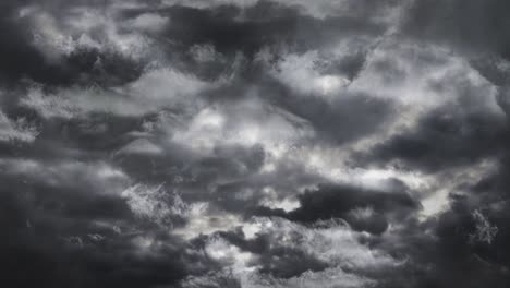 Dunkle-Wolken-Am-Himmel-Und-Ein-Gewitter