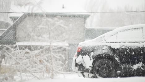 Schneebedecktes-Auto-Während-Eines-Schneesturms-In-Der-Stadt
