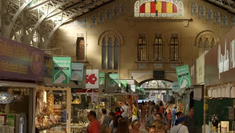 Weitwinkelaufnahme-Von-Menschen,-Die-Auf-Dem-Schönen-Marktplatz-In-Zentral-Valencia,-Spanien,-Einkaufen