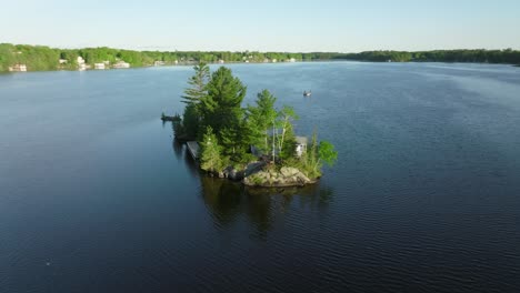 Una-Isla-Con-Una-Cabaña-En-La-Región-De-Muskoka,-Ontario,-Canadá,-órbita-De-Drones