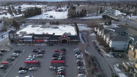 Safeway-In-Marda-Loop,-Calgary-Wird-Von-Einer-Luftdrohne-Aus-Gesehen,-Während-Es-Renoviert-Wird