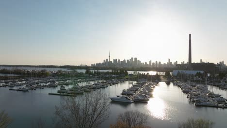 Tommy-Thompson-Park-And-Bay-En-Toronto,-Ontario,-Canadá,-Vista-Lejana-De-La-Ciudad-Y-Volando-Hacia-Adelante