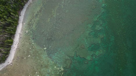 Bruce-Peninsula,-Ontario,-Canadá-A-Principios-De-La-Primavera-Y-El-Lago-Huron,-Drone-Se-Acerca-Al-Misterio-Submarino