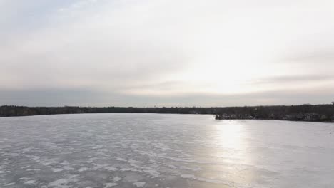 Gefrorener-Canadina-Lake-Wilcox-In-Der-Nähe-Von-Toronto-Im-Frühen-Frühling,-Drohne-Absteigend