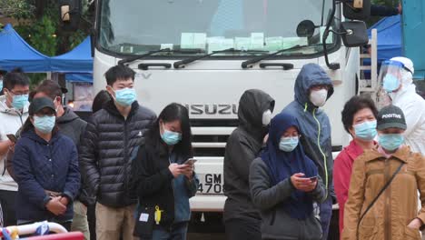 Los-Residentes-Hacen-Cola-Para-Hacerse-La-Prueba-Del-Coronavirus-Covid-19-Fuera-De-Un-Edificio-Cerrado-En-Un-Complejo-De-Viviendas-Públicas-Después-De-Que-Un-Gran-Número-De-Residentes-Dieron-Positivo-En-Hong-Kong