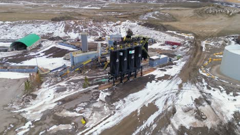 Schwarze-Silos,-Die-Die-Materialien-Enthalten,-Die-Zur-Herstellung-Von-Zement-Benötigt-Werden,-Sind-In-Einer-Luftdrohnenansicht-Des-Zementwerks-Von-Calgary-Lafarge-In-Spyhill-Und-Umgebung-Zu-Sehen