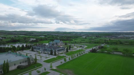Golf-Club-Quartier-In-Aurora,-Ontario,-Kanada-Im-Mai,-Panoramablick-Auf-Die-Stadt-Von-Einer-Drohne-Teil-1