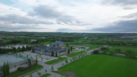 Club-De-Golf-Quater-En-Aurora,-Ontario,-Canadá-En-Mayo,-Vista-Panorámica-De-La-Ciudad-Desde-Un-Drone-Parte-1