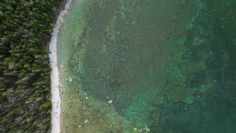 Península-De-Bruce,-Ontario,-Canadá-A-Principios-De-La-Primavera-Y-El-Lago-Huron,-Un-Dron-Vuela-Revelando-Un-Misterio-Submarino