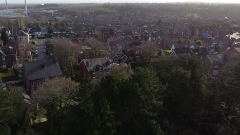Luftaufnahme-über-Vorstadthäuser-Zum-Industriestadtbild-Mit-Blauem-Wolkenkratzer,-Merseyside,-England
