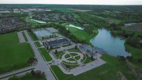 Club-De-Golf-Quater-En-Aurora,-Ontario,-Canadá-En-Mayo,-Vista-Panorámica-De-La-Ciudad-Desde-Un-Drone-Parte-3