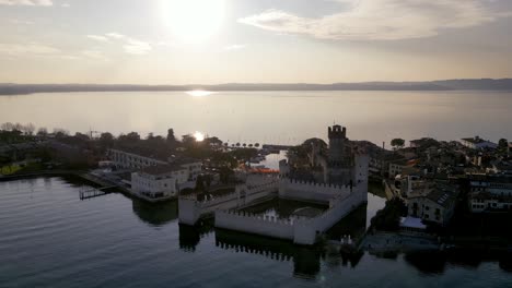 Vista-Aérea-Sirmione-Italia,-Península-Ciudad-Turística-En-El-Lago-De-Garda,-Entorno-Mediterráneo-Ciudad-Histórica-Con-Castillo