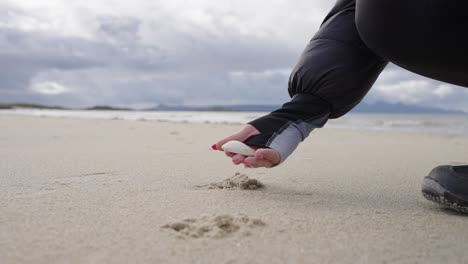 Suche-Nach-Der-Muschel-An-Der-Meeresküste-Mit-Weißem-Sand